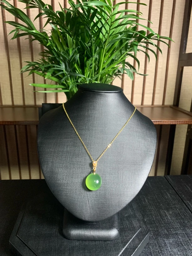 岫玉老县绿料石来运转，冰透玻璃级别，经典大气款