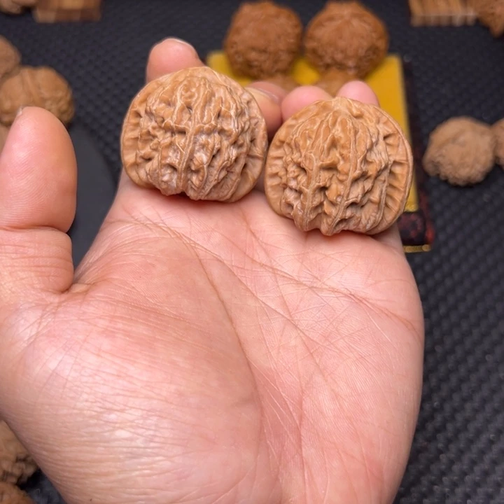 文玩核桃吊坠白狮子