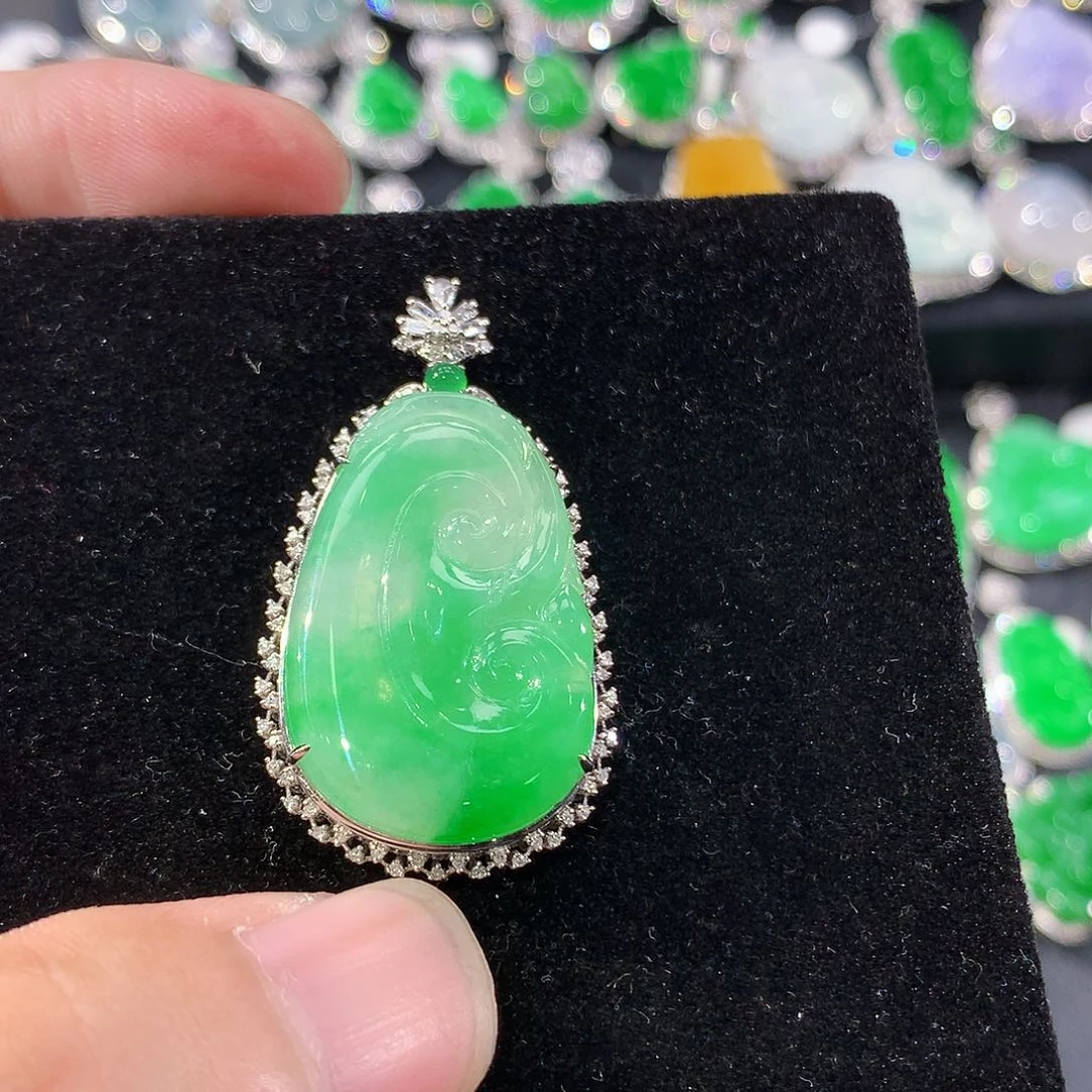 翡翠18K金镶嵌颈饰