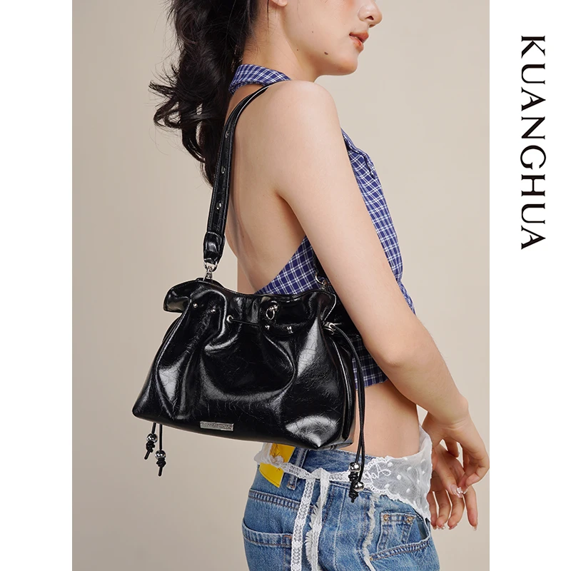 哐花村2025款黑色抽绳水桶包休闲单肩斜挎包通勤流浪包百搭包包女