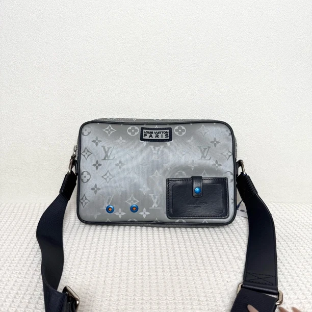 99新 LouisVuitton/路易威登 97新/5941时尚镭射芯片限量款相机包
