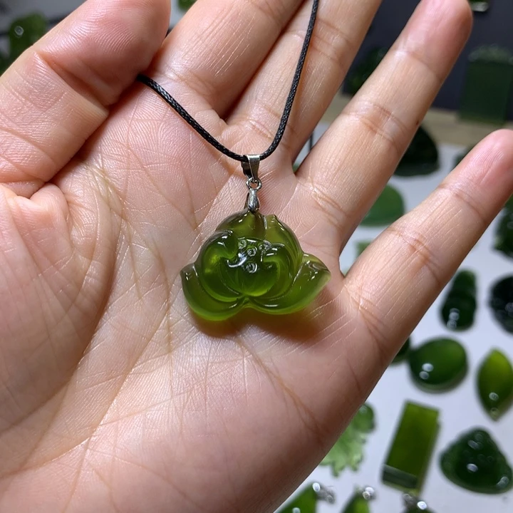 岫玉未镶嵌颈饰吊坠