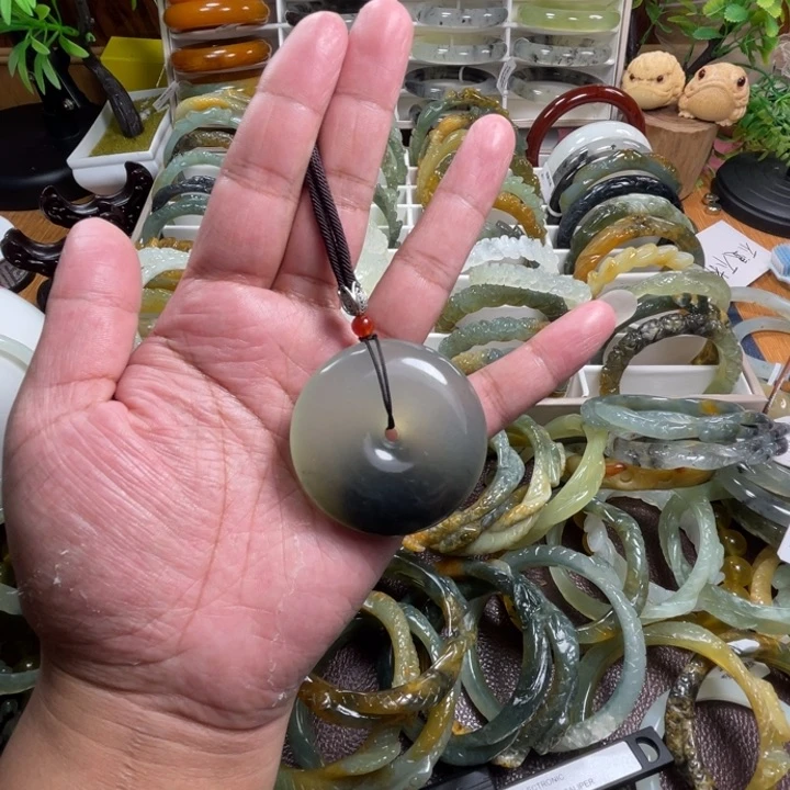 未镶嵌蛇纹石玉颈饰