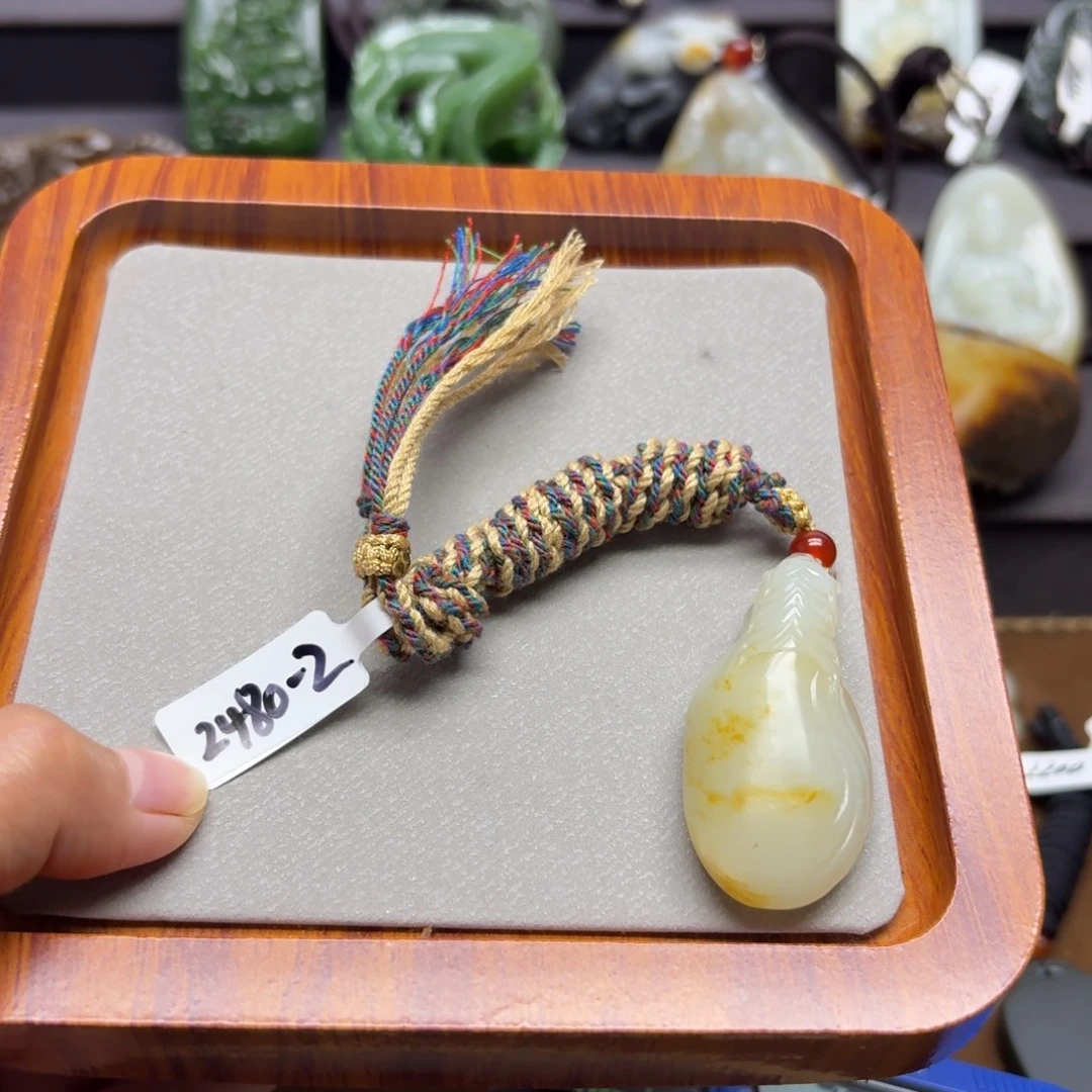 北***鱼和田玉未镶嵌颈饰