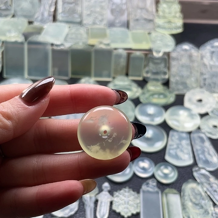 岫玉未镶嵌颈饰平安扣