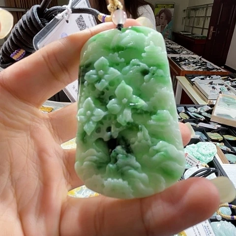 翡翠未镶嵌项圈一个