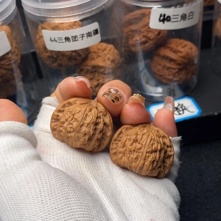 33➕白狮子文玩核桃把件