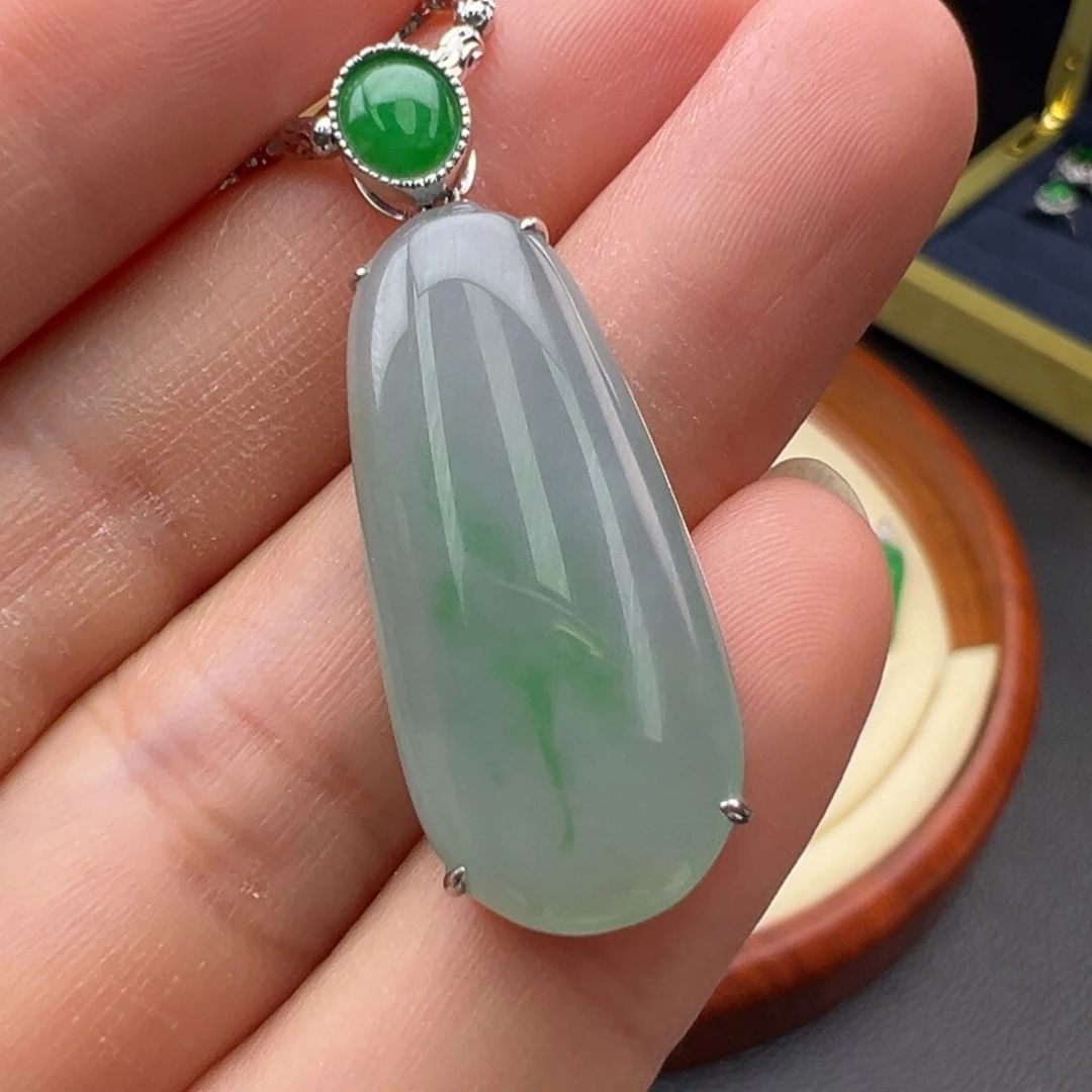 翡翠颈饰18K金镶嵌翡翠福瓜