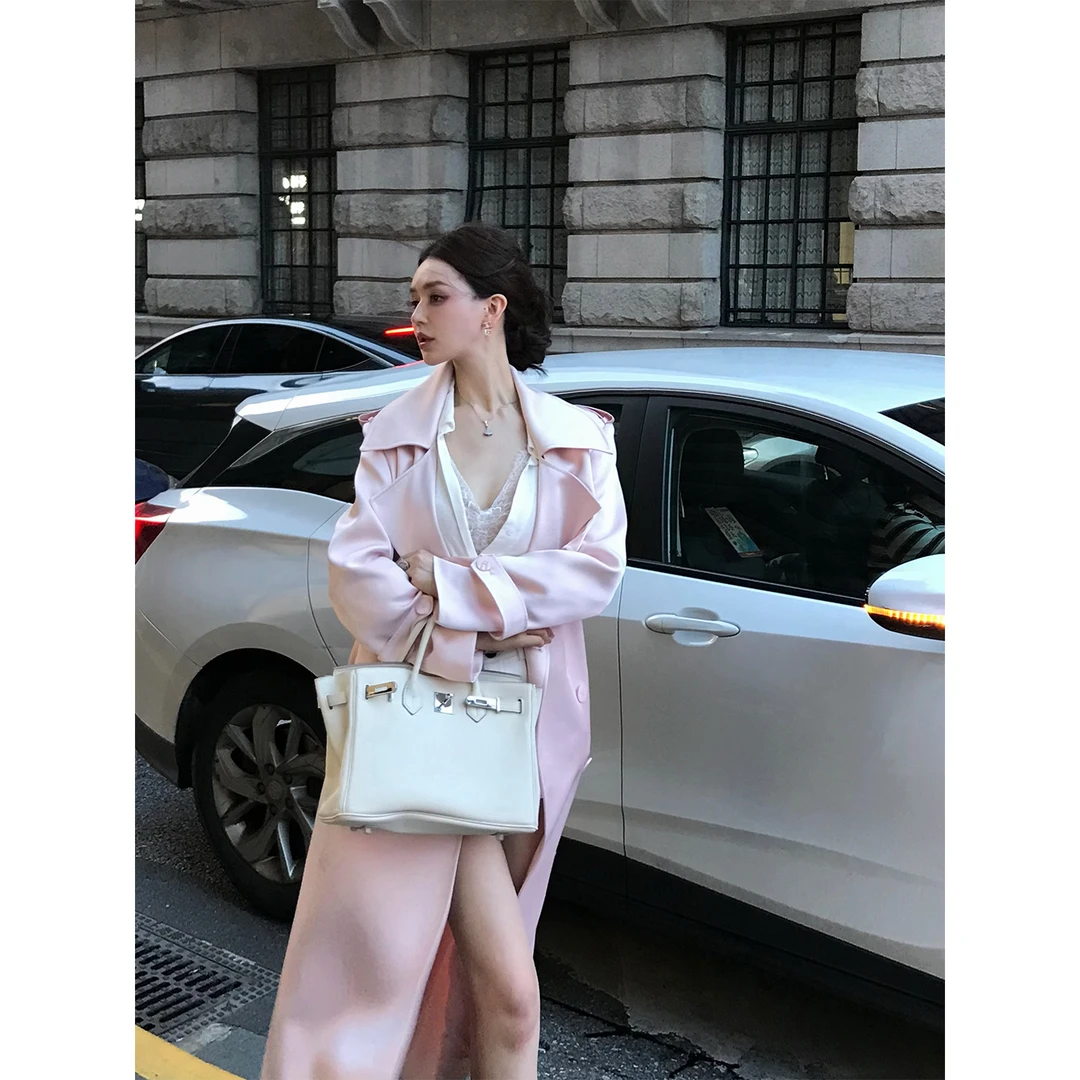 冯薪颖 【伦敦腔调】柔雾粉风衣  双排扣收腰光泽感长款风衣Q507123