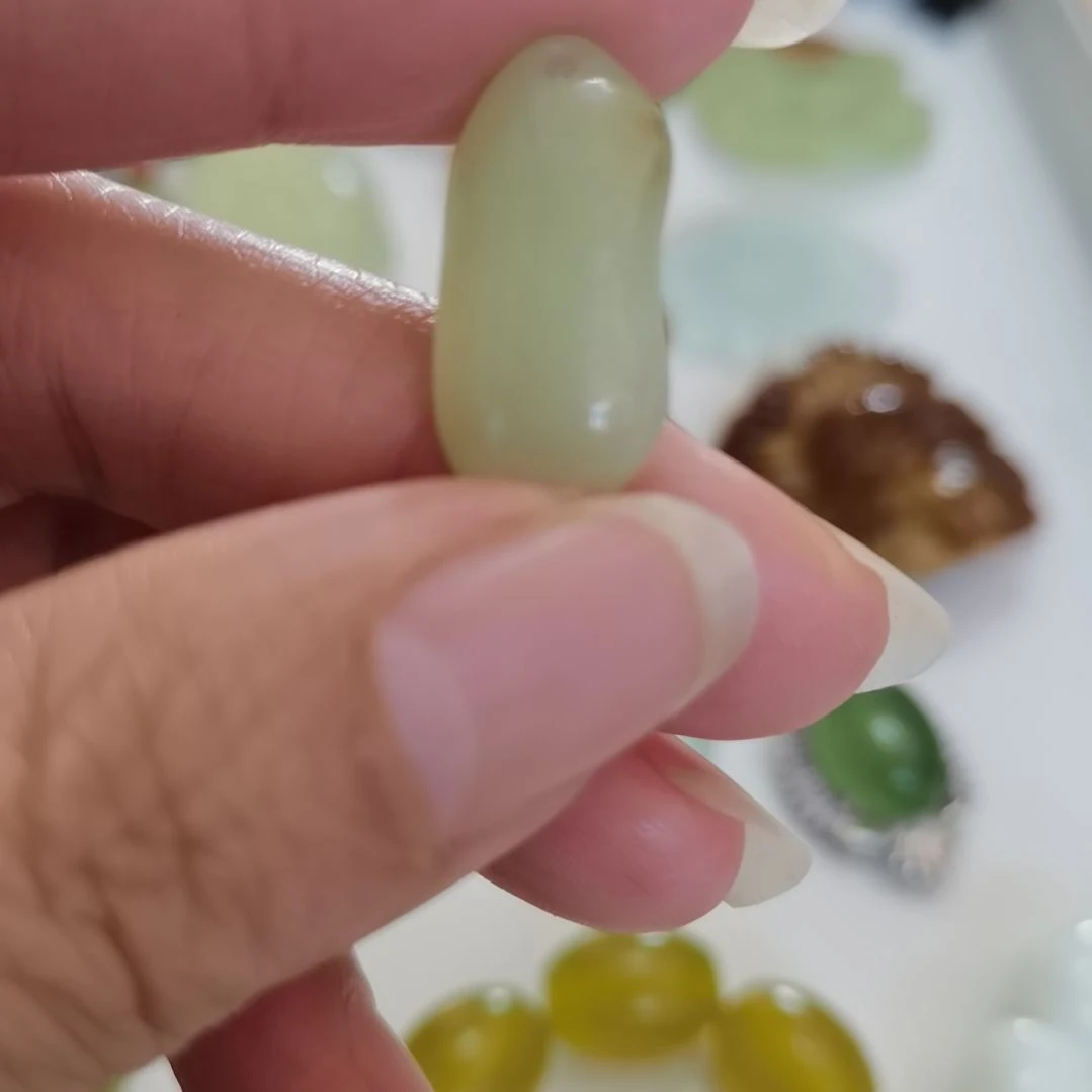 未镶嵌蛇纹石玉吊坠