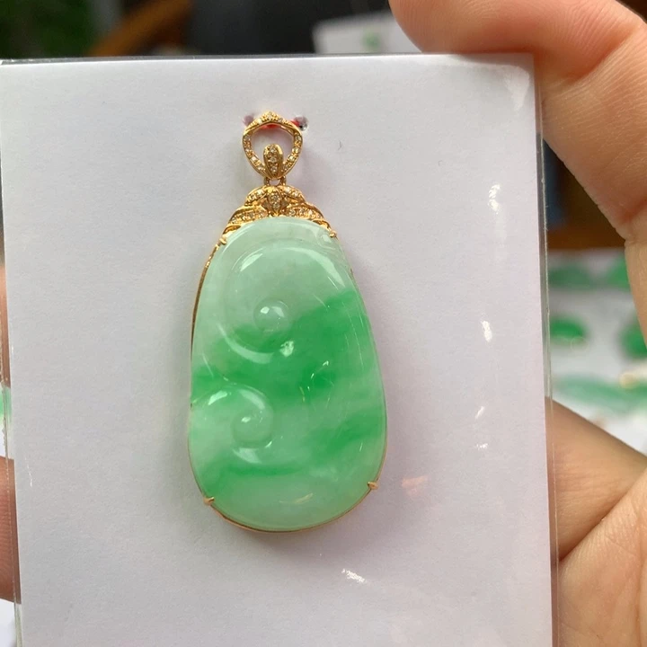 翡翠18K金镶嵌颈饰翡翠吊坠