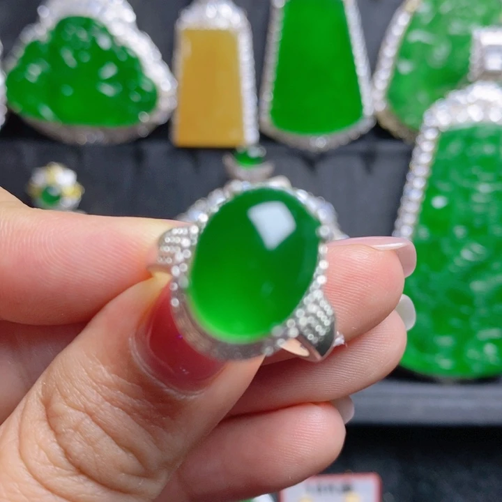 翡翠挂件未镶嵌蛋面