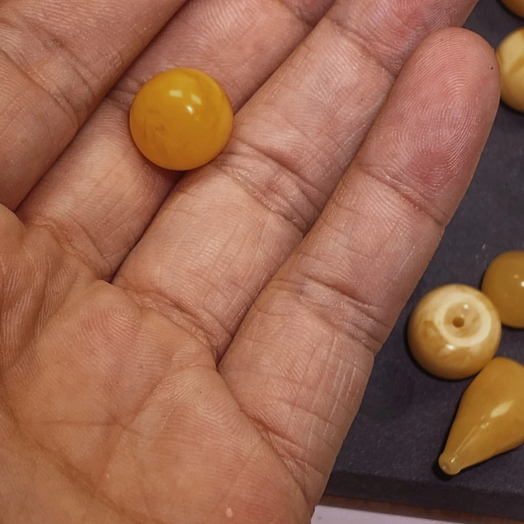 白玉菩提吊坠鸡油黄蜜蜡