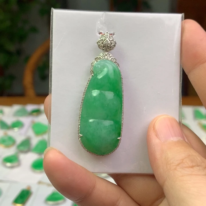 翡翠18K金镶嵌颈饰翡翠吊坠