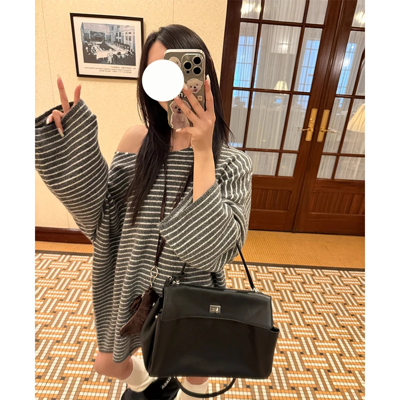 大码韩系条纹宽松长袖毛衣女秋冬季百搭慵懒风显瘦斜领露肩针织衫
