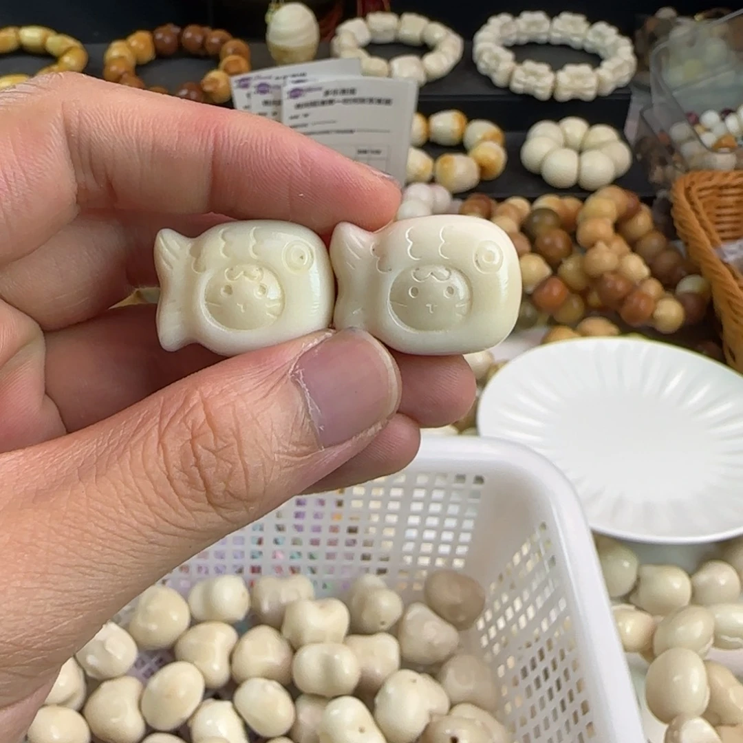 ƪ***雅吊坠菩提根/象牙果白色EE鱼二饼10颗卡牌➕1颗