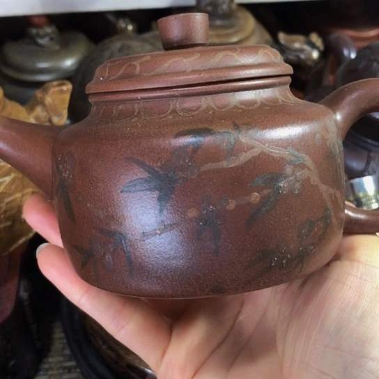 茶壶紫砂原矿泥料手工制作的一把紫砂壶。