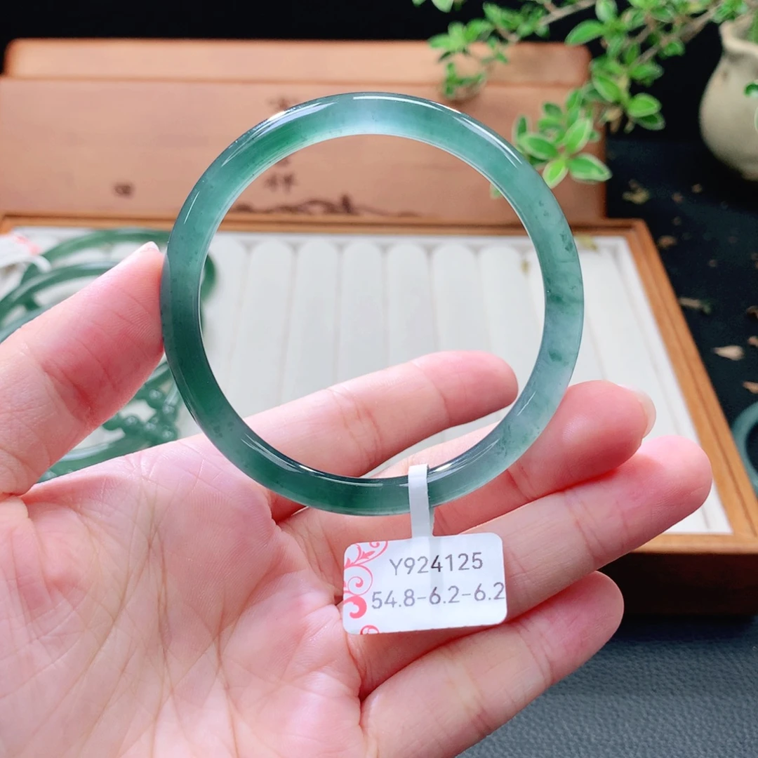 翡翠未镶嵌手镯（圆镯）