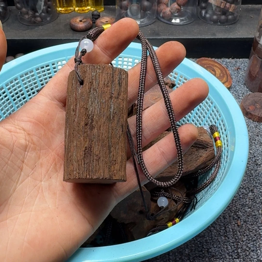 藤类满油降真香手把件