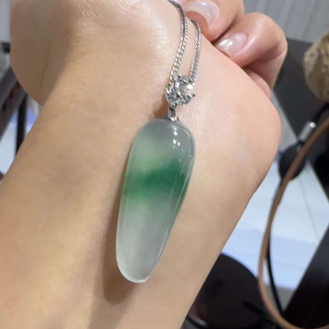 翡翠18K金镶嵌颈饰冰飘花福瓜