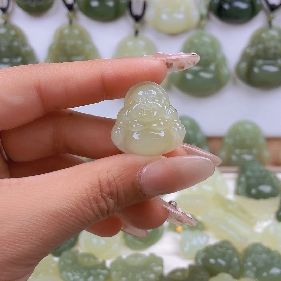 给***师和田玉未镶嵌颈饰