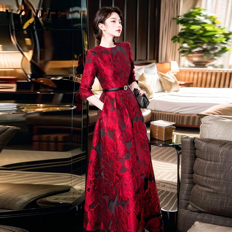 2025年春季富家千金高级感穿搭立体花朵提花酒红色七分袖连衣裙