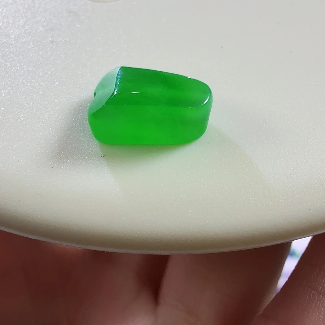 翡翠未镶嵌颈饰裸石（已打孔）