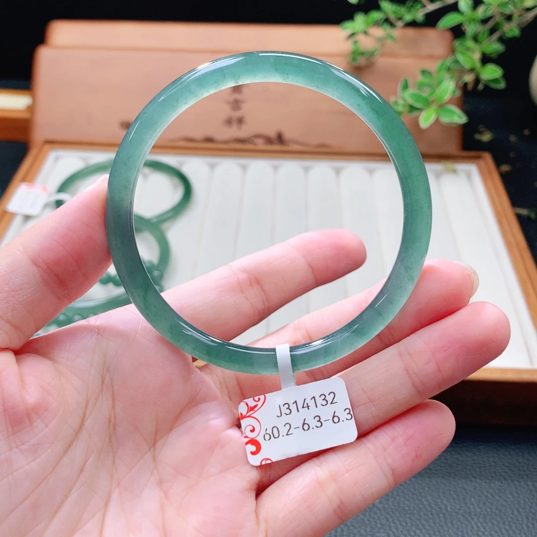 翡翠未镶嵌手镯（圆镯）
