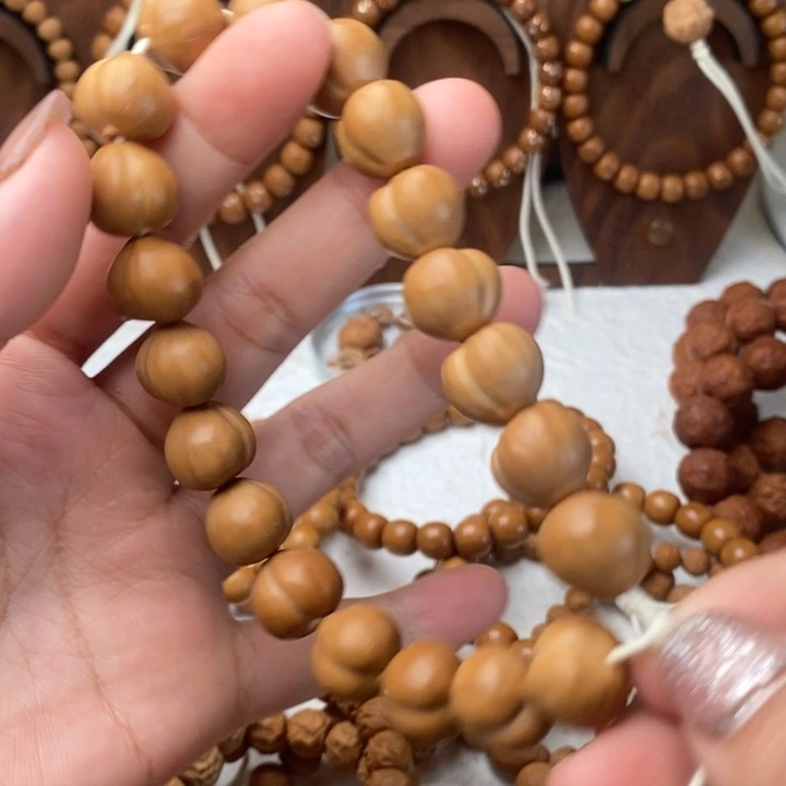 猴头核桃吊坠屁桃：14➕光面，瑕疵，反油、黑点。