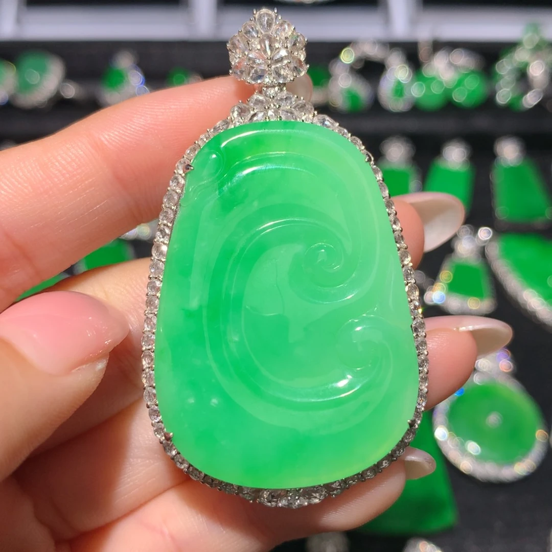 翡翠18K金镶嵌颈饰桔*?翡翠