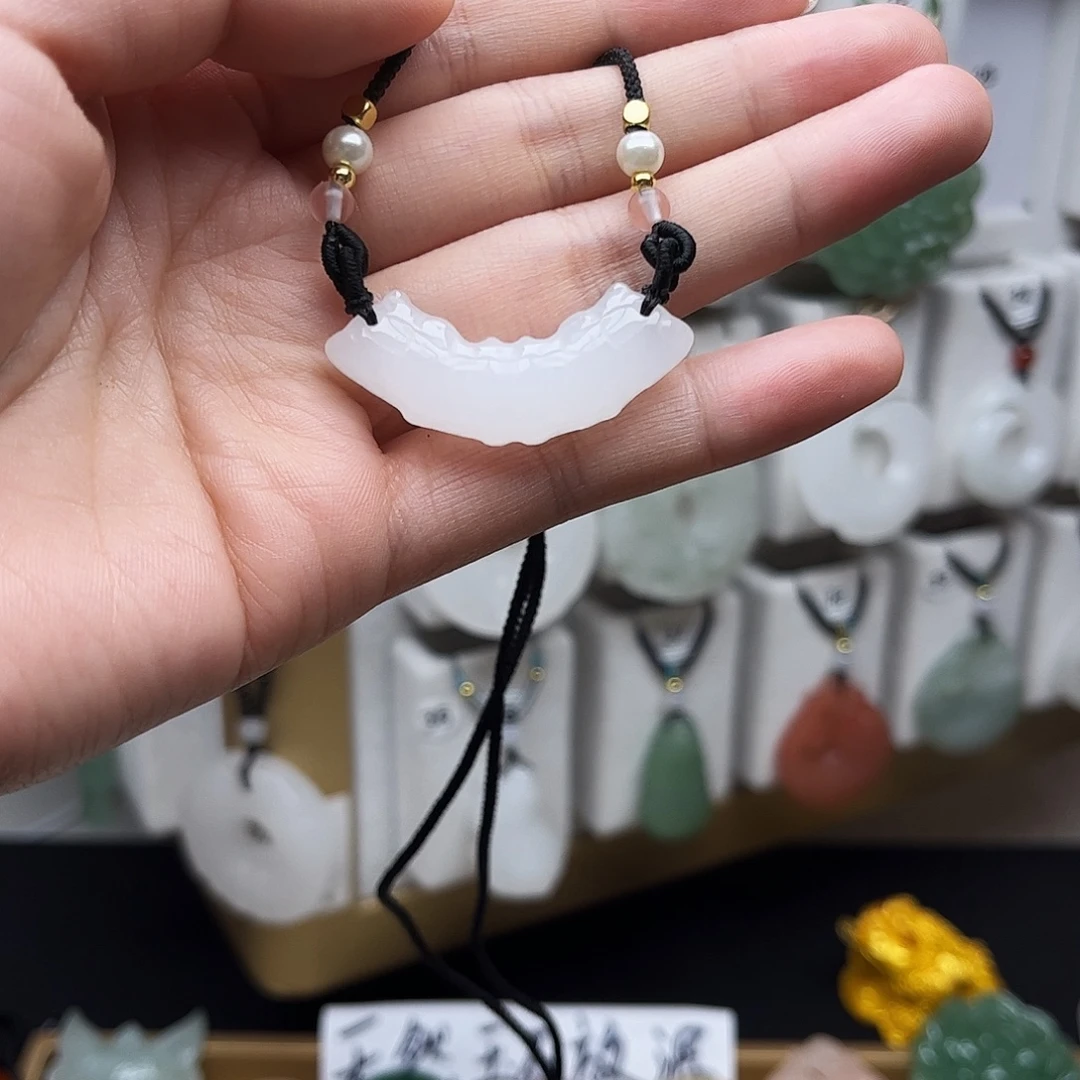 石英质玉未镶嵌颈饰