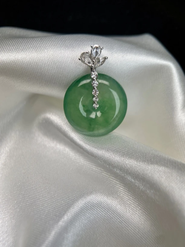 荷叶田田| 冰种辣绿翡翠平安扣吊坠 18k金