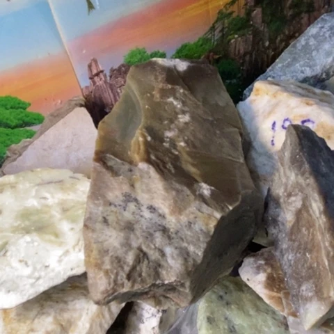 透闪石质玉未镶嵌珠宝半成品远****着