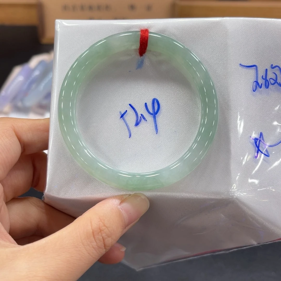 翡翠手镯未镶嵌翡翠