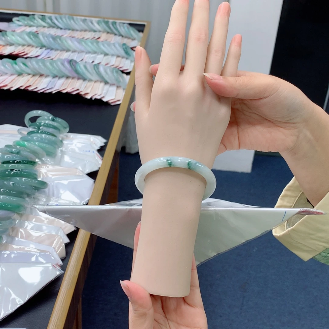 翡翠未镶嵌手镯48小时