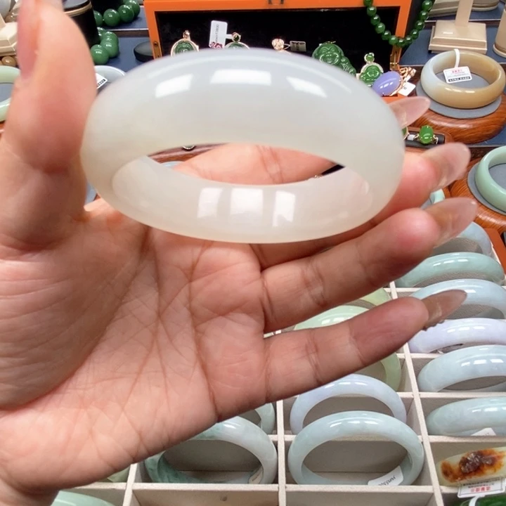 和田玉手镯未镶嵌