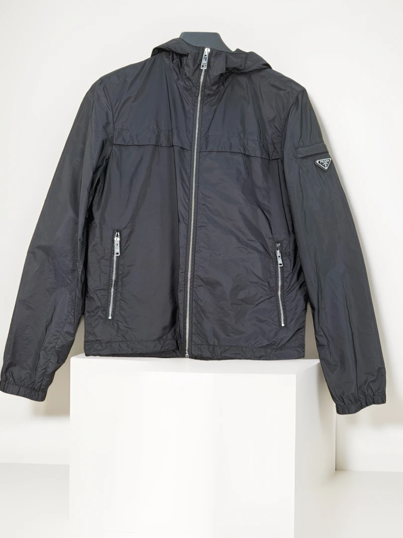 99新 Prada/普拉达 黑色三角标尼龙拉链外套/工价15500/99新/46码