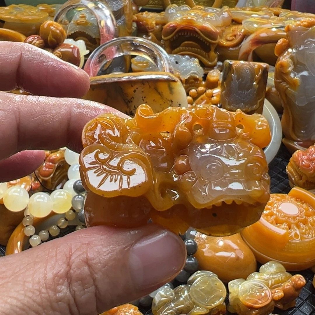 颈饰未镶嵌石英质玉