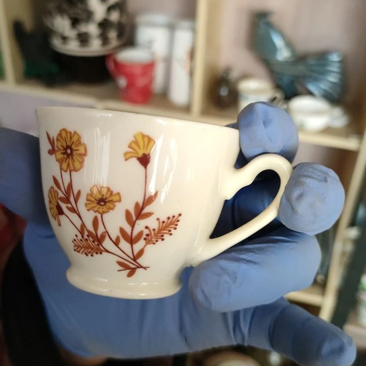 摆件盘子碗茶壶啥都有