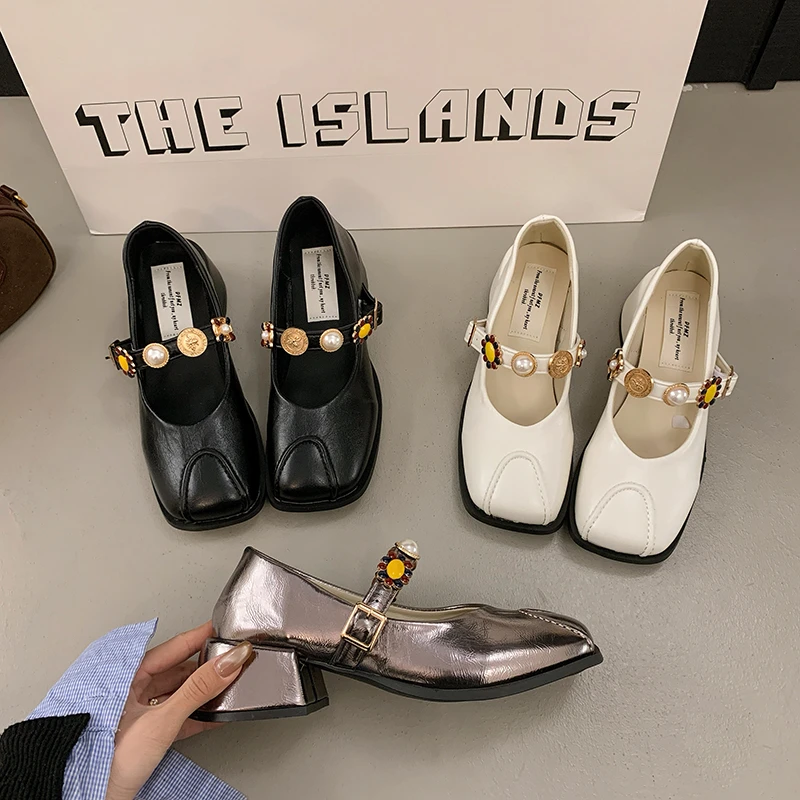 2025年新款小众民族风爆款软皮徽章扣日常方头粗跟气质玛丽珍女鞋