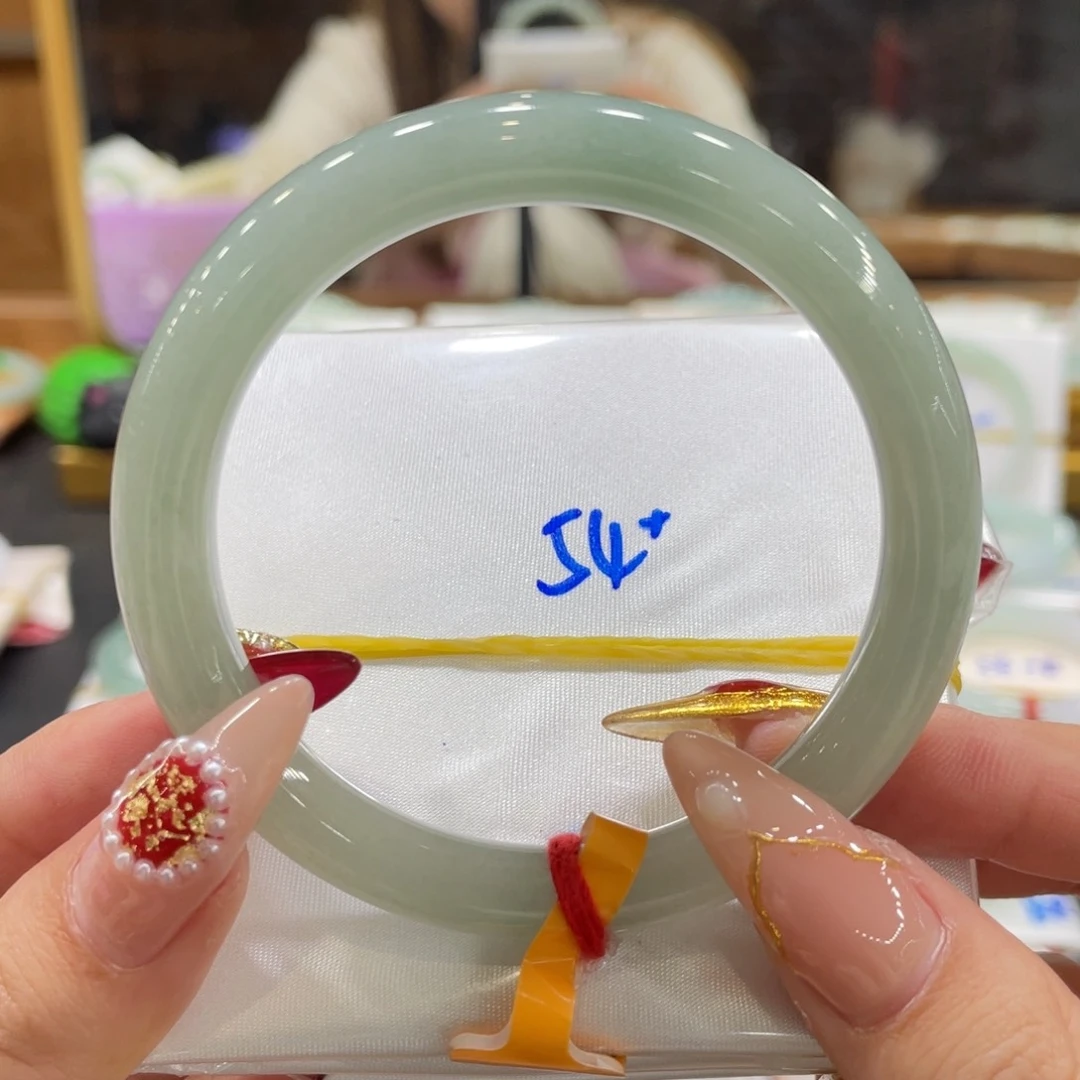 翡翠手镯未镶嵌翡翠