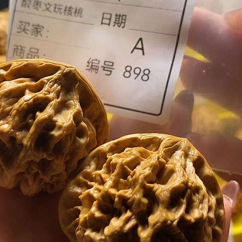 雷***坤桃核把件自产自销……