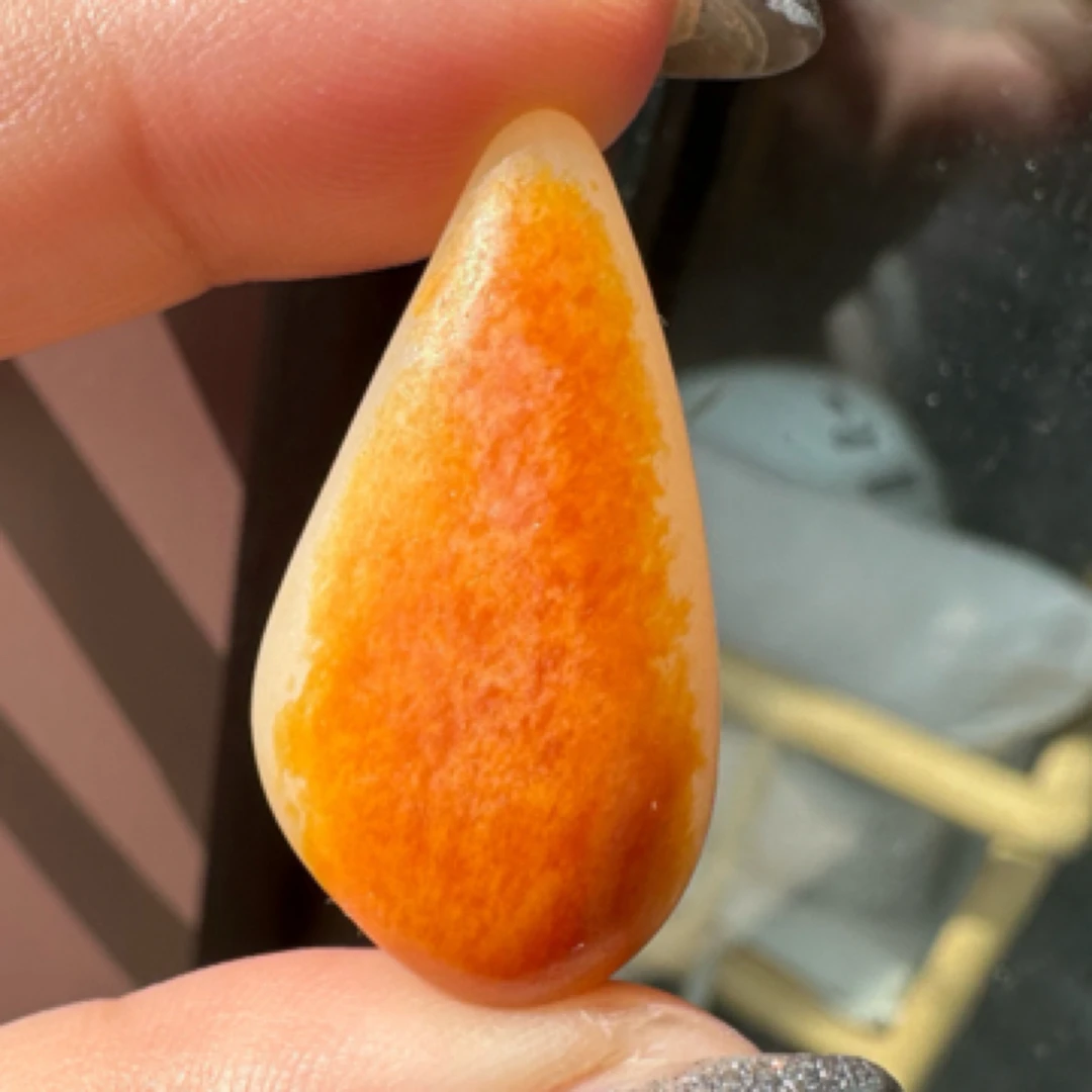 13.9克红黄皮挂件，皮色干净白度好。33.4×17.7×16.3mm