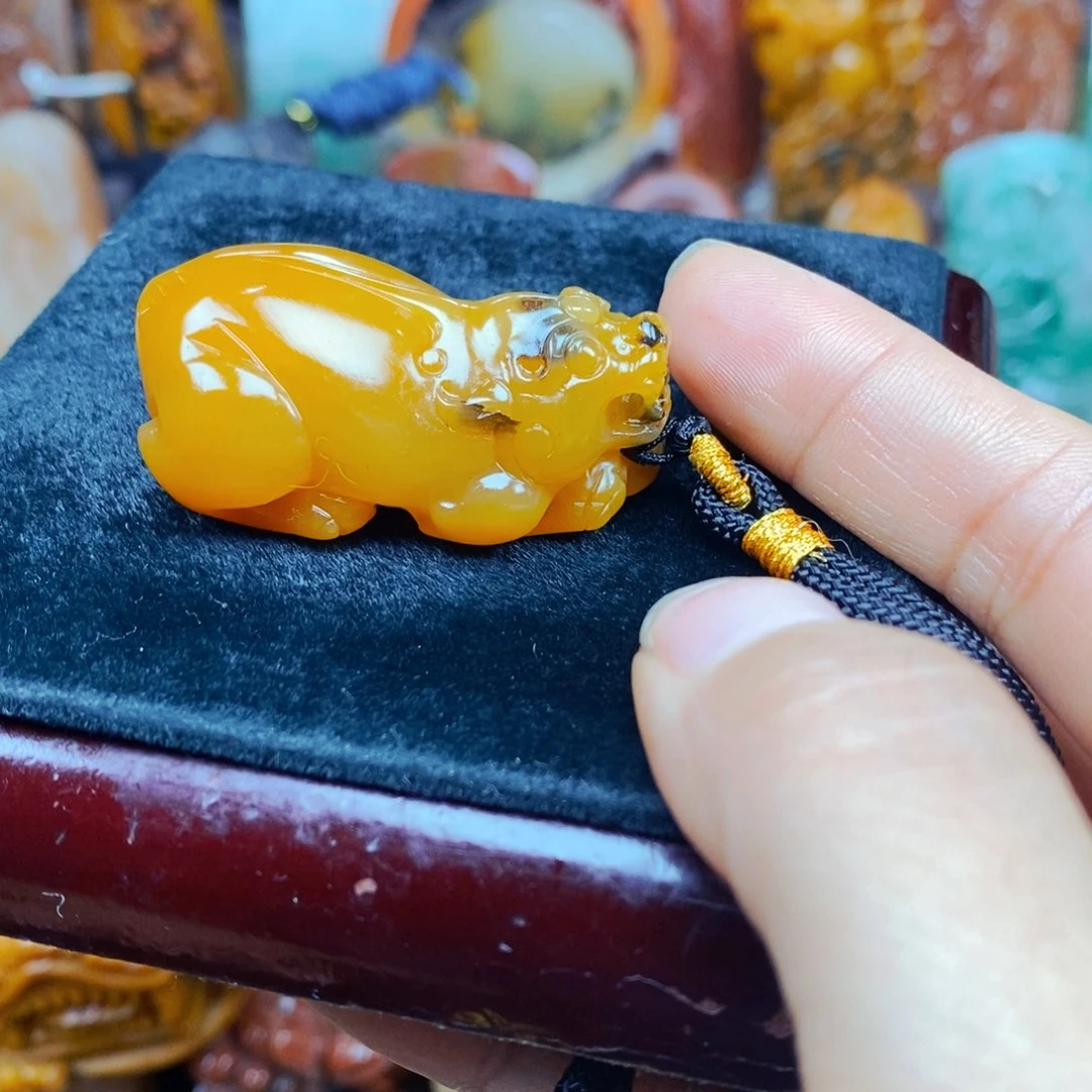 石英质玉（黄龙玉）未镶嵌颈饰