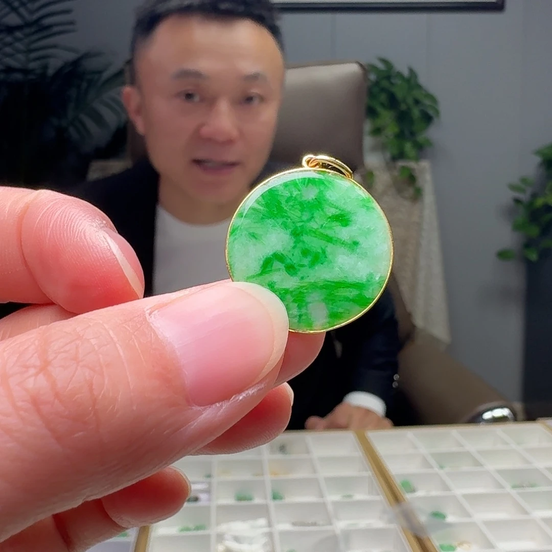 翡翠18K金镶嵌吊坠(不含链)天然微瑕