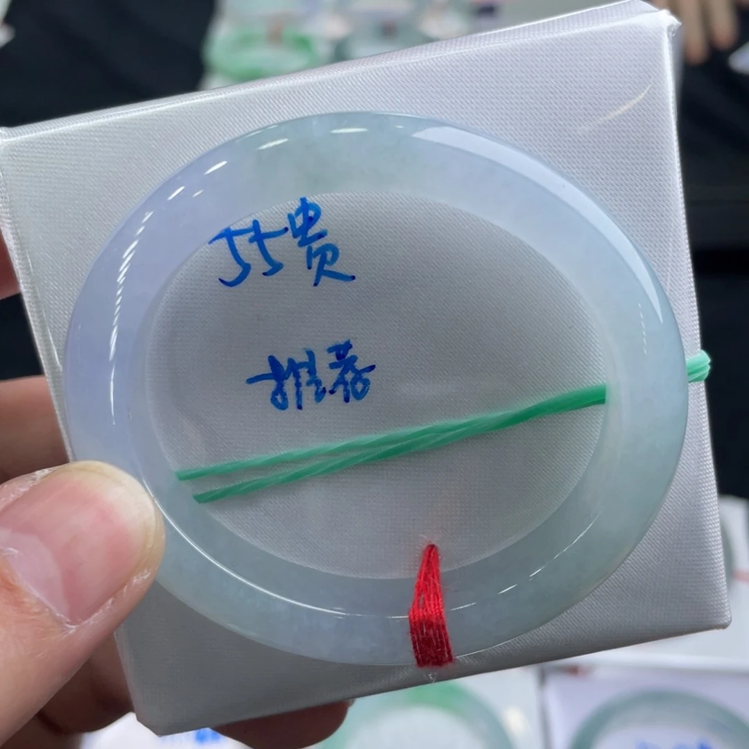 翡翠手镯未镶嵌翡翠手镯