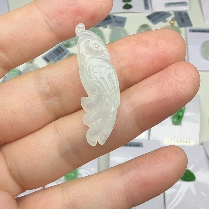 翡翠未镶嵌颈饰鹦鹉