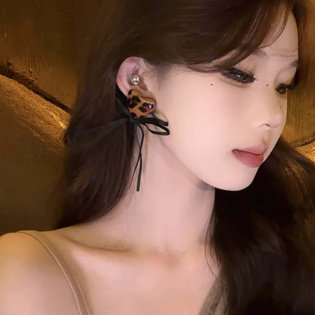 非金属布艺耳饰 秋冬新款豹纹蝴蝶结耳环甜酷时尚古早风味耳饰