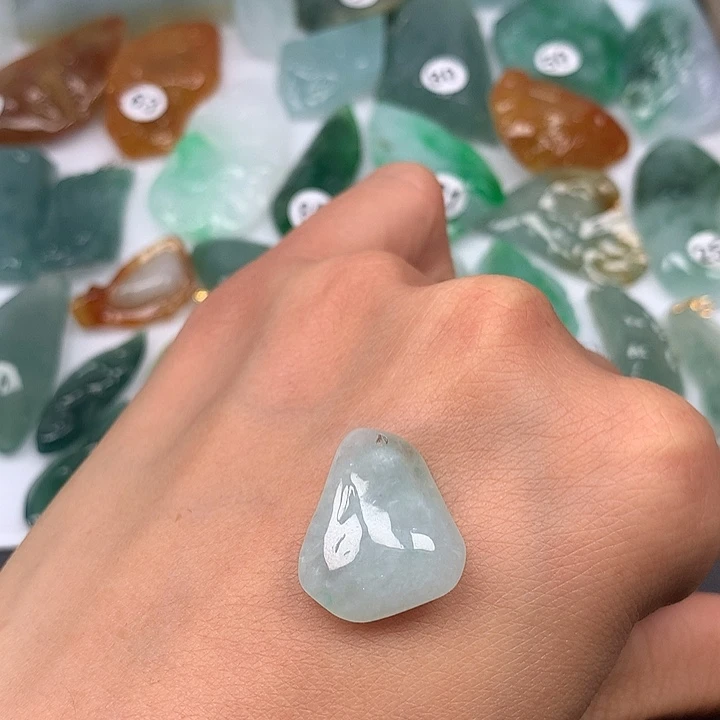 翡翠未镶嵌颈饰随型