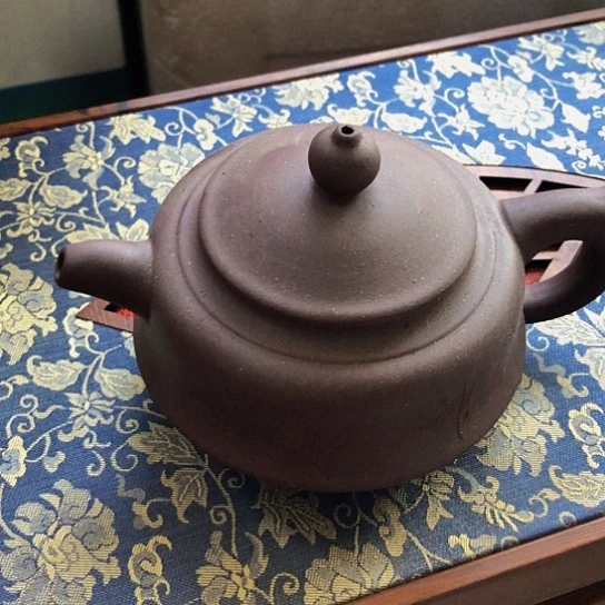 茶壶紫砂原矿泥料手工制作的一把紫砂壶。